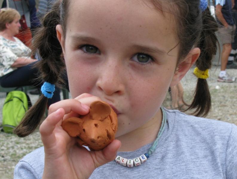 pignatte_fischietto coccio.jpg - e cocci piccoli, ancora fischianti (ogni vaso era dotato di piccole sculture fischianti)